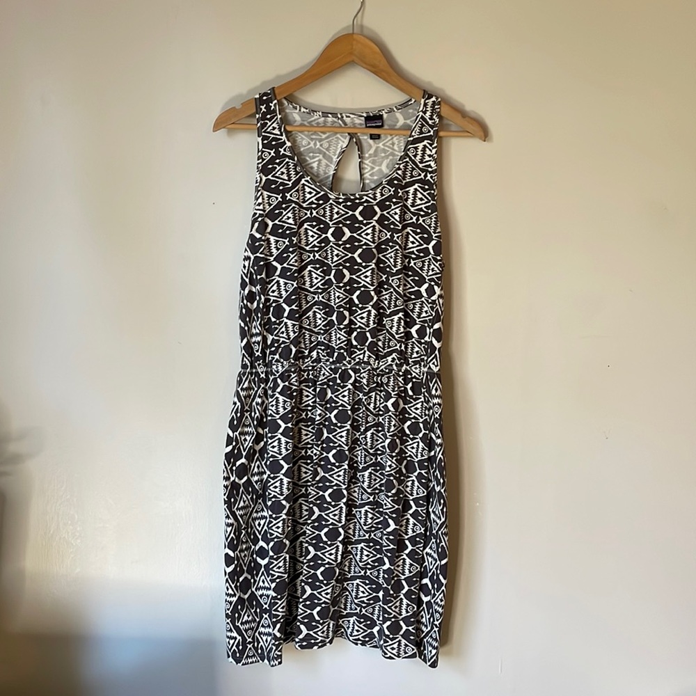 PATAGONIA Gray and White print dress key hole and elastic back.